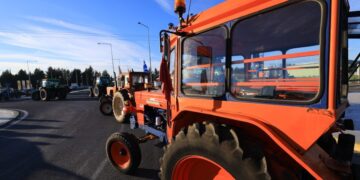 Προετοιμάζονται οι αγρότες για το ραντεβού τους με τον Πρωθυπουργό – Άνοιξαν τους δρόμους, παραμένουν στα μπλόκα