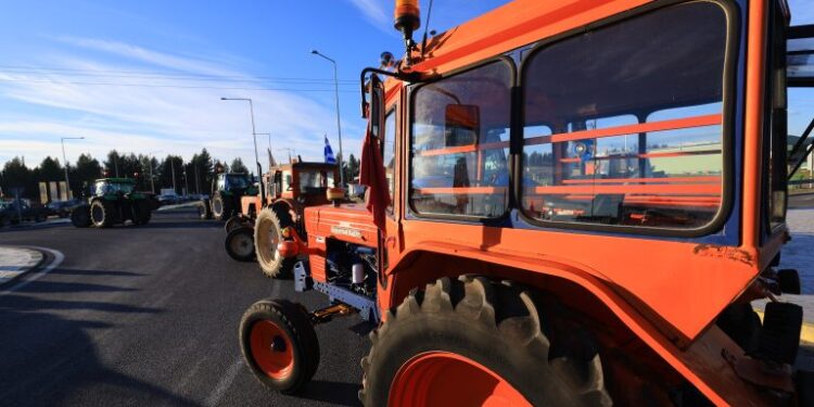 Προετοιμάζονται οι αγρότες για το ραντεβού τους με τον Πρωθυπουργό – Άνοιξαν τους δρόμους, παραμένουν στα μπλόκα