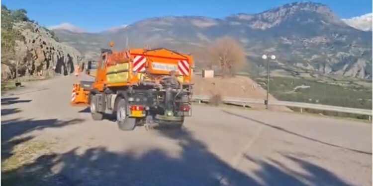 Παγετός στην Αιτωλοακαρνανία: Αλάτι στους δρόμους και έκκληση για προσοχή στους οδηγούς