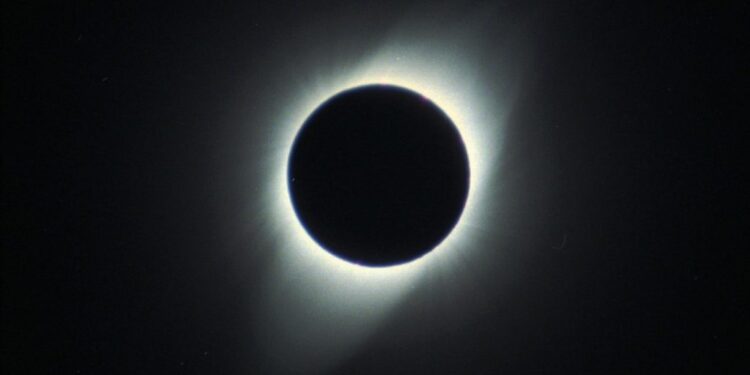 Ολική έκλειψη Ηλίου στην Ευρώπη μετά από 27 χρόνια – Τι θα δούμε το 2026 στον ουρανό