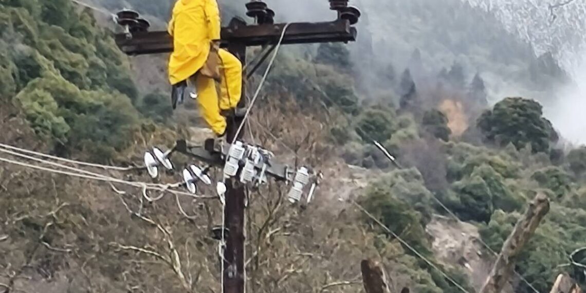 Κακοκαιρία στο Λαμπίρι Αγρινίου: Εκτεταμένη διακοπή ρεύματος και προσπάθειες αποκατάστασης