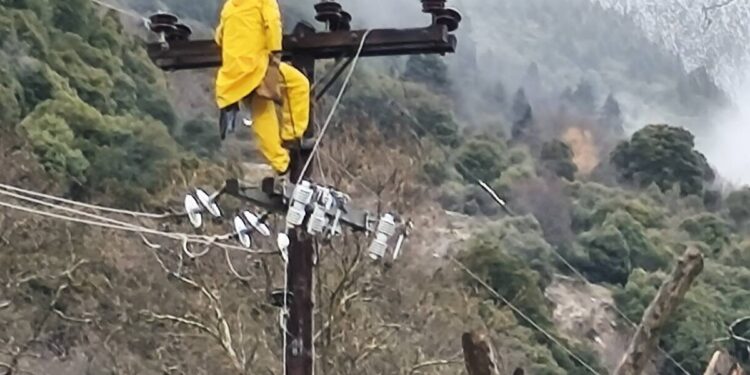 Κακοκαιρία στο Λαμπίρι Αγρινίου: Εκτεταμένη διακοπή ρεύματος και προσπάθειες αποκατάστασης