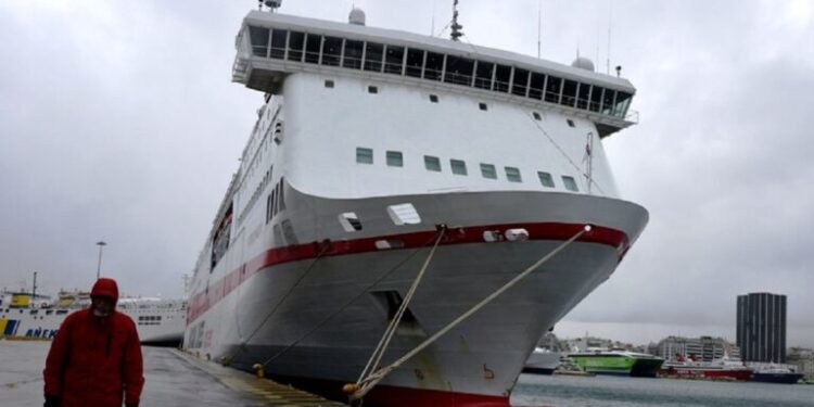 Δεμένα πλοία στο λιμάνι του Πειραιά – Ακυρώσεις δρομολογίων με αποφάσεις των ακτοπλοϊκών εταιρειών, ταλαιπωρία για τους ταξιδιώτες