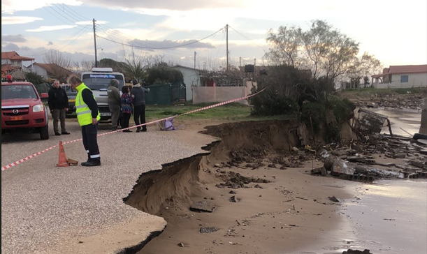 Κατάρρευση τμήματος παραλιακού δρόμου στη Σπιάντζα Πύργου