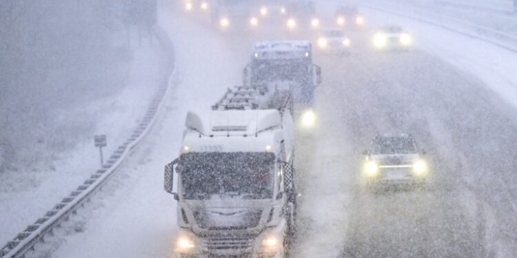 Χιόνια και παγετός παραλύουν τη δυτική Ευρώπη – Aκυρώσεις πτήσεων σε Γαλλία και Ολλανδία