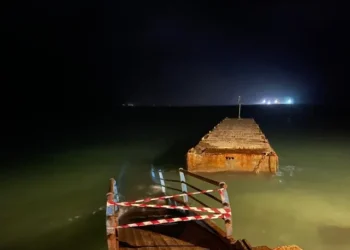 Λιμεναρχείο Λευκάδας: Χωρίς άδειες η πλωτή εξέδρα στο Μύτικα που αποκολλήθηκε