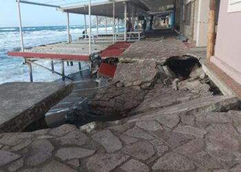 Θυελλώδεις νοτιάδες στη Λέσβο – Υποχώρησε τμήμα του παραλιακού δρόμου στη Σκάλα Ερεσού