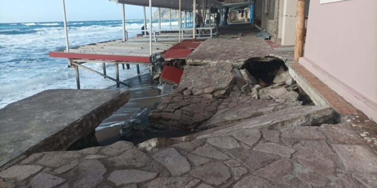 Θυελλώδεις νοτιάδες στη Λέσβο – Υποχώρησε τμήμα του παραλιακού δρόμου στη Σκάλα Ερεσού
