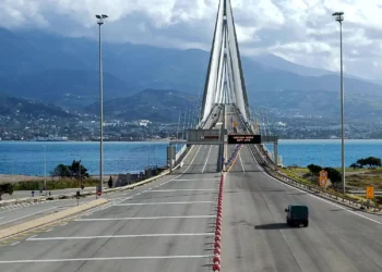 Νταλίκα συγκρούστηκε με μοτοσικλέτα στη Γέφυρα Ρίου-Αντιρρίου – Σοβαρά τραυματίας μοτοσικλετιστής (βίντεο)