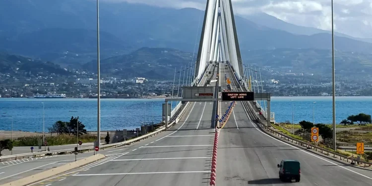 Νταλίκα συγκρούστηκε με μοτοσικλέτα στη Γέφυρα Ρίου-Αντιρρίου – Σοβαρά τραυματίας μοτοσικλετιστής (βίντεο)