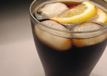 Coca‑Cola: YouTuber ισχυρίζεται ότι αναπαρήγαγε τη μυστική συνταγή