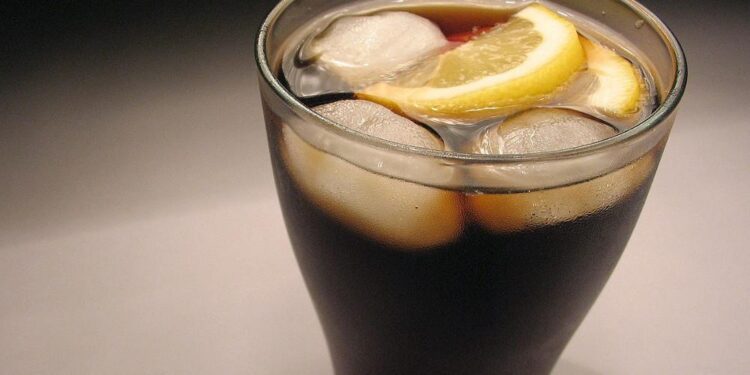 Coca‑Cola: YouTuber ισχυρίζεται ότι αναπαρήγαγε τη μυστική συνταγή