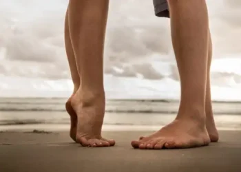 Είναι αλήθεια ότι χάνουμε ύψος καθώς μεγαλώνουμε; Τι απαντούν οι ειδικοί