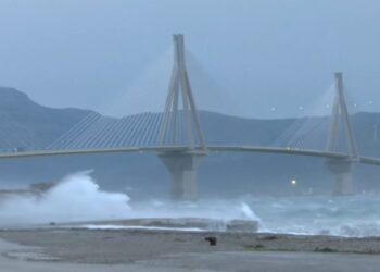 Πρωτοφανείς εικόνες στη γέφυρα Ρίου-Αντιρρίου: Άνεμοι 11 μποφόρ και κύματα που περνούν πάνω από το Κάστρο