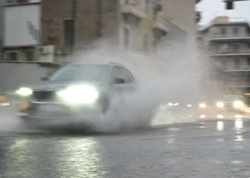 Κακοκαιρία: Η ισχυρή καταιγίδα «σφυροκοπά» την Αττική – Φούσκωσαν Κηφισός και Ιλισός – Πού εντοπίζονται προβλήματα [Βίντεο]