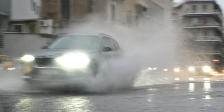 Κακοκαιρία: Η ισχυρή καταιγίδα «σφυροκοπά» την Αττική – Φούσκωσαν Κηφισός και Ιλισός – Πού εντοπίζονται προβλήματα [Βίντεο]