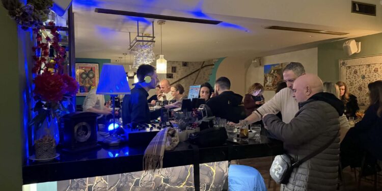 Αγρίνιο: Μια βραδιά γεμάτη ρυθμό και χορό χάρισε η «Κουκουβάγια» με το disco party