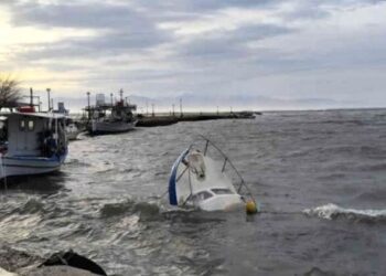 Σοβαρές ζημιές στο Κρυονέρι από τους ανέμους / Έφυγαν ακόμα και στέγες
