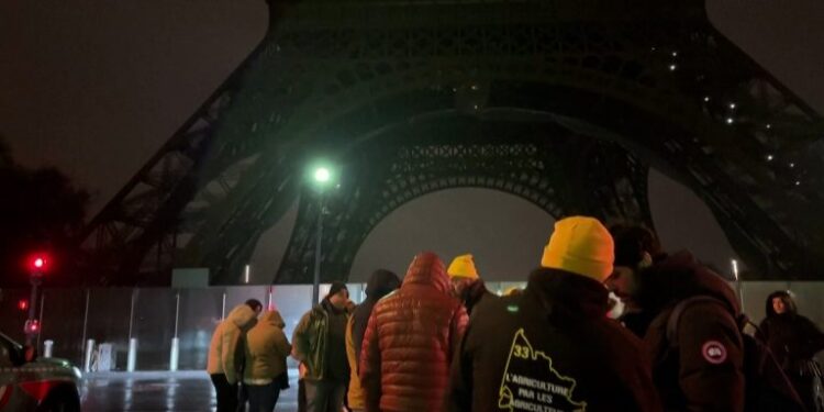 Παρίσι: Στον Πύργο του Άιφελ με τρακτέρ οι Γάλλοι αγρότες