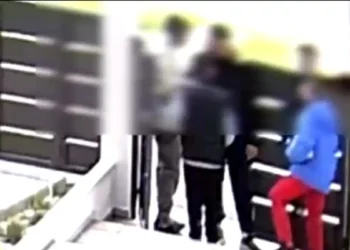 Πάτρα: Η στιγμή που τρεις νεαροί αρπάζουν χρήματα από παιδιά που έλεγαν τα κάλαντα