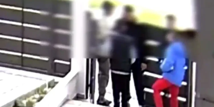 Πάτρα: Η στιγμή που τρεις νεαροί αρπάζουν χρήματα από παιδιά που έλεγαν τα κάλαντα