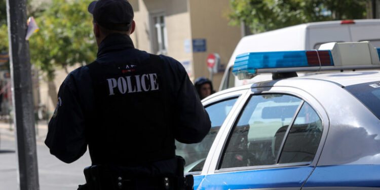 Δύο εμπρηστικές επιθέσεις με γκαζάκια στον Κολωνό – Πιθανά τα οπαδικά κίνητρα