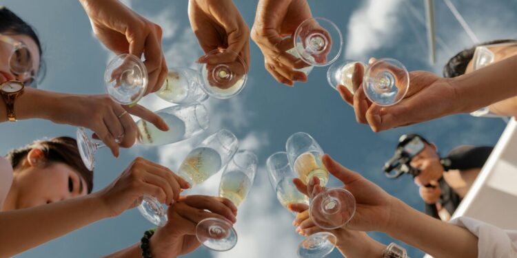 «Τσουγκρίστε» άφοβα, με μέτρο – Τι συμβαίνει με το αλκοόλ αν είστε διαβητικός