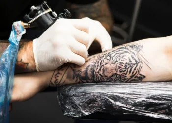 Τατουάζ: Μπορεί το μελάνι να συνδέεται με καρκίνο;