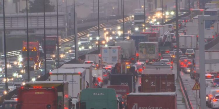 Κίνηση στους δρόμους: Αυξημένη κίνηση στους βασικούς άξονες της Αττικής – Καθυστερήσεις στην Αττική Οδό