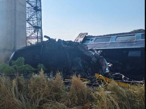 Τραγωδία στην Ταϊλάνδη: Τουλάχιστον 22 νεκροί και 30 τραυματίες από κατάρρευση γερανού πάνω σε τρένο