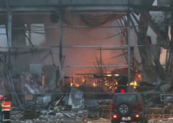 Τρίκαλα: Κόπηκε στα δύο από την ισχυρή έκρηξη το εργοστάσιο – Αγωνία για τις πέντε αγνοούμενες ενώ αναζωπυρώθηκε η πυρκαγιά