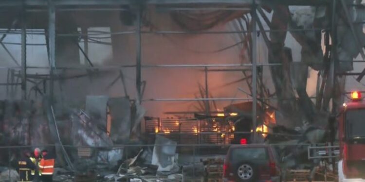 Τρίκαλα: Κόπηκε στα δύο από την ισχυρή έκρηξη το εργοστάσιο – Αγωνία για τις πέντε αγνοούμενες ενώ αναζωπυρώθηκε η πυρκαγιά