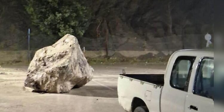 Πτώση ογκώδους βράχου στο Ψηλόβραχο Αιτωλοακαρνανίας-από τύχη δεν θρηνήσαμε θύματα λένε οι κάτοικοι