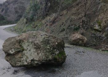 Πτώση βράχου στην Κυπάρισσο Αγρινίου