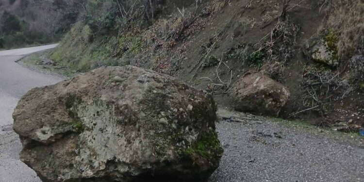 Πτώση βράχου στην Κυπάρισσο Αγρινίου