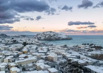Καιρός: Στα λευκά τα νησιά του Αιγαίου – Το χιόνι έφτασε μέχρι τη θάλασσα, εντυπωσιακές εικόνες