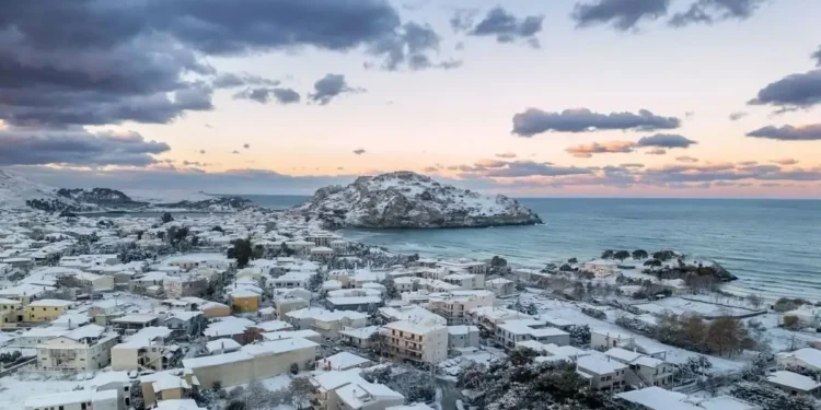 Καιρός: Στα λευκά τα νησιά του Αιγαίου – Το χιόνι έφτασε μέχρι τη θάλασσα, εντυπωσιακές εικόνες