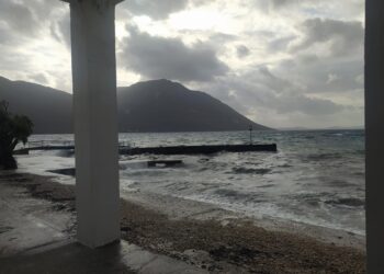 Ζημιά υπέστη από την θαλασσοταραχή η πλωτή προβλήτα του Μύτικα