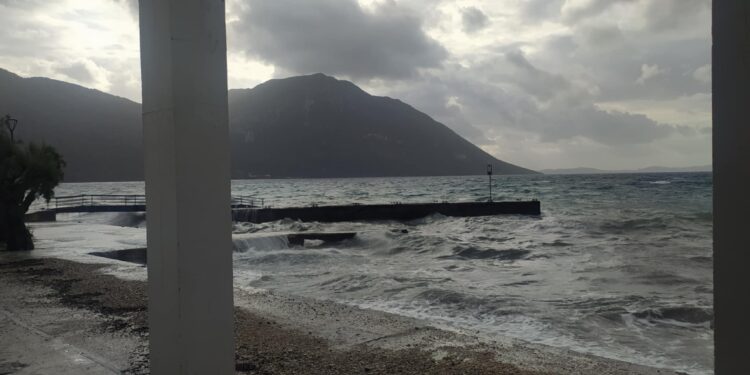 Ζημιά υπέστη από την θαλασσοταραχή η πλωτή προβλήτα του Μύτικα