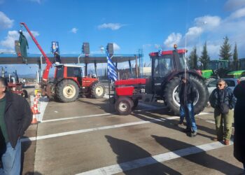 Aγρότες: Έκλεισαν τα διόδια στο Αγγελόκαστρο και τον κόμβο Κουβαρά (φωτο)