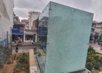 Αγρίνιο: Βάνδαλοι ξαναχτύπησαν στους κίονες της Μητρόπολης – Έντονη καταδίκη από τον Δήμο (φωτο)