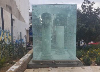 Αγρίνιο: Βάνδαλοι ξαναχτύπησαν στους κίονες της Μητρόπολης – Έντονη καταδίκη από τον Δήμο (φωτο)