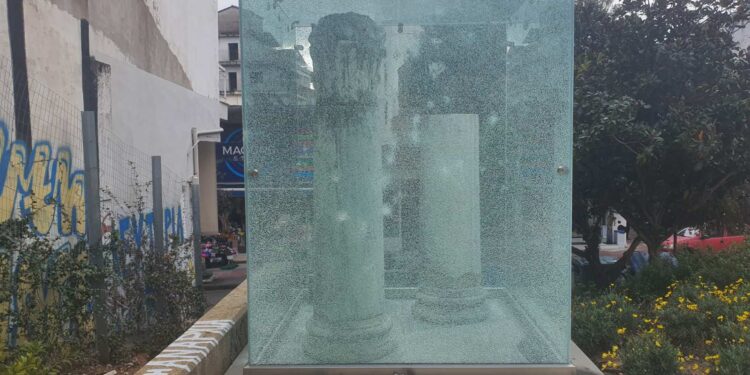 Αγρίνιο: Βάνδαλοι ξαναχτύπησαν στους κίονες της Μητρόπολης – Έντονη καταδίκη από τον Δήμο (φωτο)