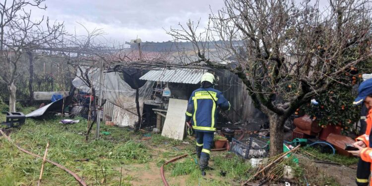 Μπούζι Αγρινίου: Φωτιά έκαψε αγροτική αποθήκη (φωτο)