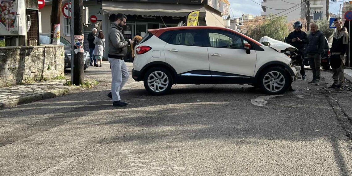 Αγρίνιο: Τροχαίο με τραυματισμό έξω από το 3ο Δημοτικό Σχολείο – ΙΧ προσέκρουσε σε δέντρο (φωτο)