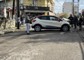 Αγρίνιο: Τροχαίο με τραυματισμό έξω από το 3ο Δημοτικό Σχολείο – ΙΧ προσέκρουσε σε δέντρο (φωτο)