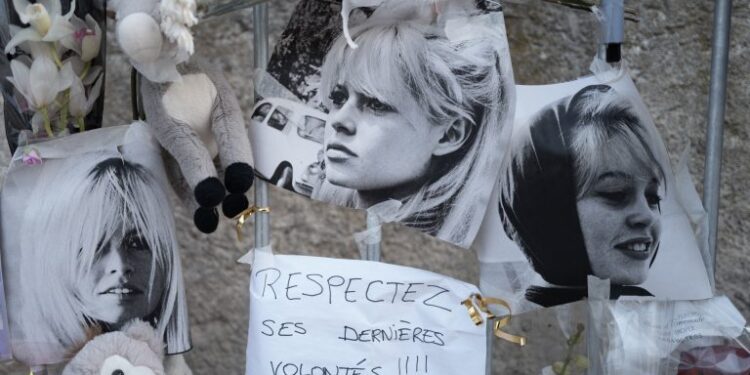 Μπριζίτ Μπαρντό: O σύζυγός της αποκάλυψε την αιτία θανάτου της – Με θέα τη Μεσόγειο το τελευταίο αντίο