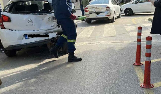 Αγρίνιο : Σφοδρό τροχαίο με καραμπόλα 4 αυτοκινήτων-δύο τραυματίες στο Νοσοκομείο