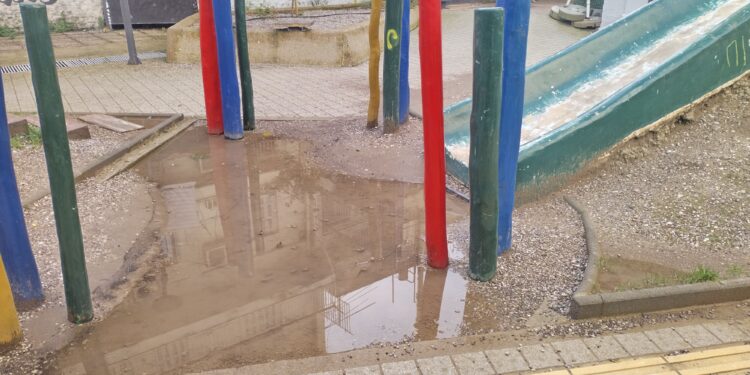 Αγρίνιο: Σε κακή κατάσταση η μικρή ανώνυμη πλατεία μεταξύ των οδών Μπαϊμπά και Δ. Σταΐκου