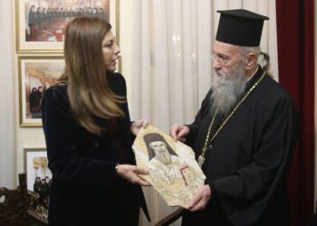 Η Σοφία Ζαχαράκη με τον Μητροπολίτη Ναυπάκτου